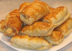 Слойки с мясом из слоеного теста