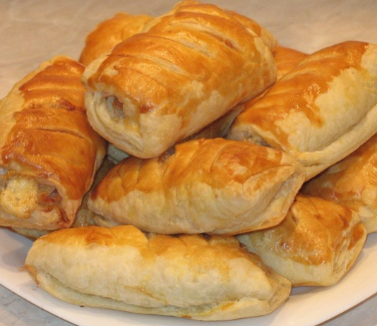 Слойки с мясом из слоеного теста