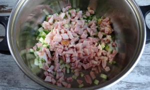 Окрошка с копченой курицей