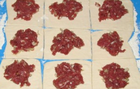 Слойки с мясом из слоеного теста
