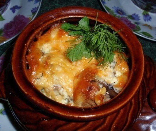 Овощное рагу с мясом в горшочках