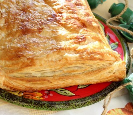 Куриный пирог из слоеного теста