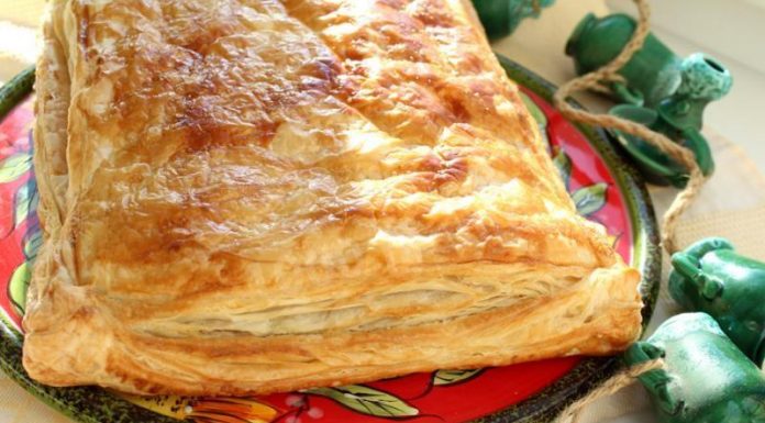 Куриный пирог из слоеного теста