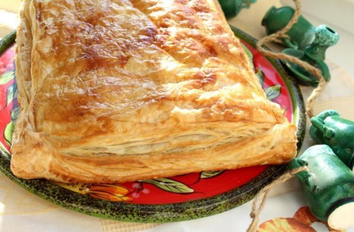 Куриный пирог из слоеного теста