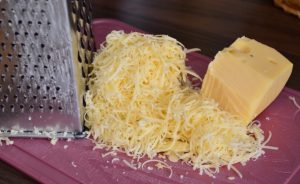Салат с креветками и соусом песто
