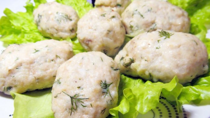 Нежные паровые котлеты из курицы с овощами и грибами