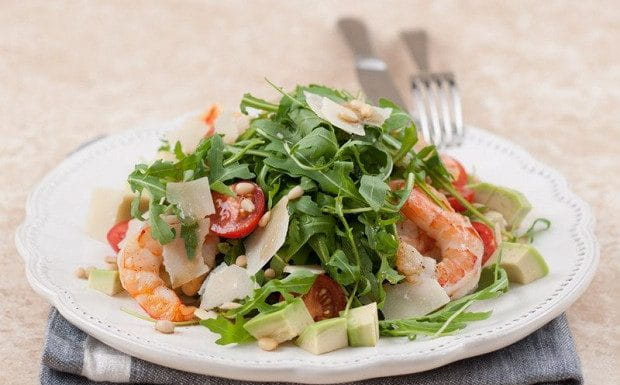 Салат с креветками и соусом песто