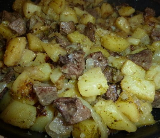 Картофельное жаркое с ливерной колбасой и сладким перцем