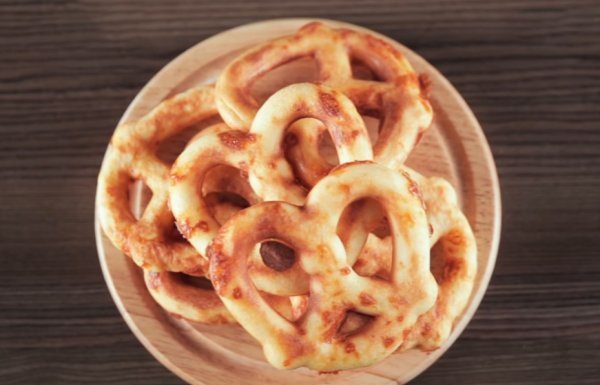 Сырные крендели