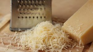 слойки с сыром, ветчиной и грибами