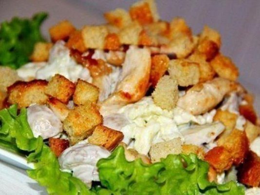 Салат с куриной грудкой и грибами
