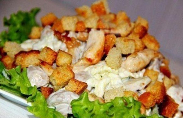 Салат с куриной грудкой и грибами