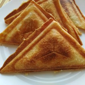 слойки с сыром, ветчиной и грибами
