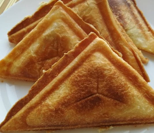 Слойки с ветчиной, сыром и грибами