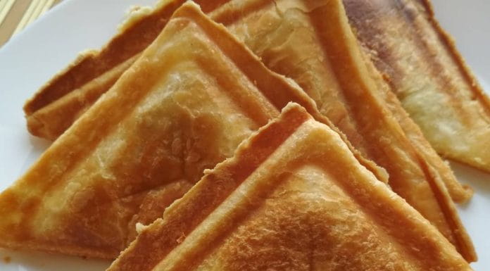 Слойки с ветчиной, сыром и грибами