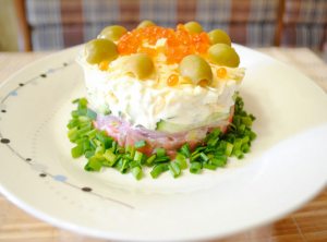 Царский салат с семгой огурцом и яйцом и красной икрой