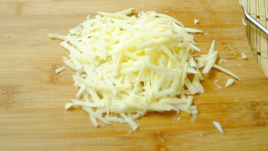 Царский салат с семгой огурцом и яйцом и красной икрой