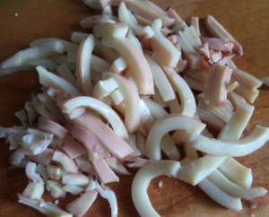 Салат с кальмаром и зеленым горошком