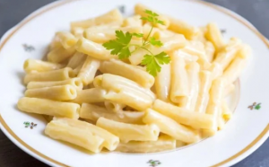 стейк из говядины с сыром и макаронами
