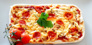 Пицца с беконом и овощами