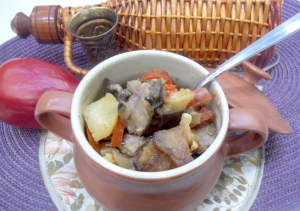 Баранина с овощами в горшочках