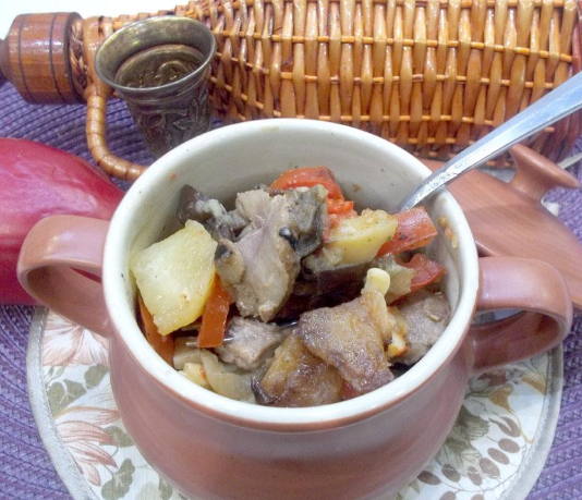 Баранина с овощами в горшочках