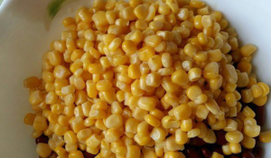 Салат с фасолью и сухариками