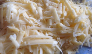 Запеканка из пельменей с сыром