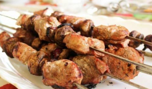Шашлык из говядины с луком и шампиньонами