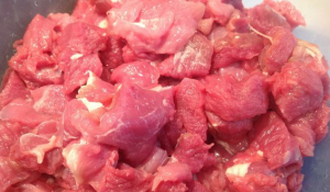 Баранина с овощами в горшочках