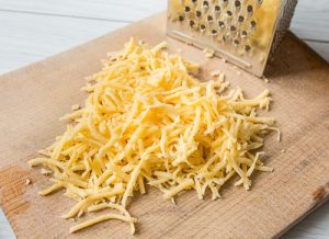 стейк из говядины с сыром и макаронами