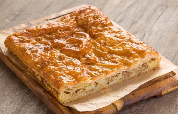 Капустный пирог из слоёного теста