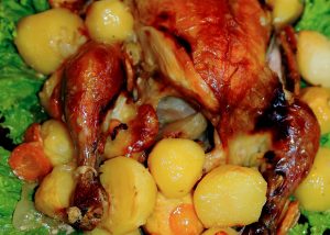 Запеченная курица с яблоками