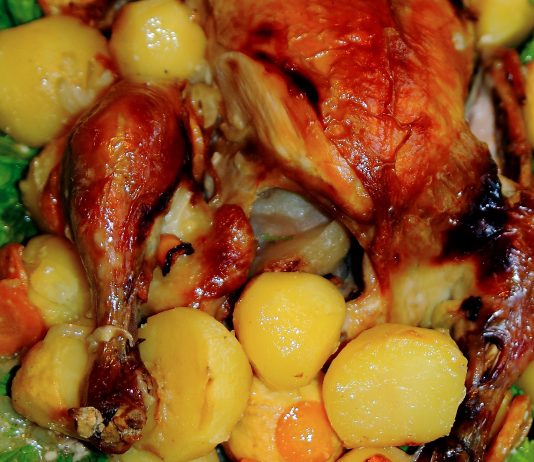 Курочка с кислым яблоком и гарниром