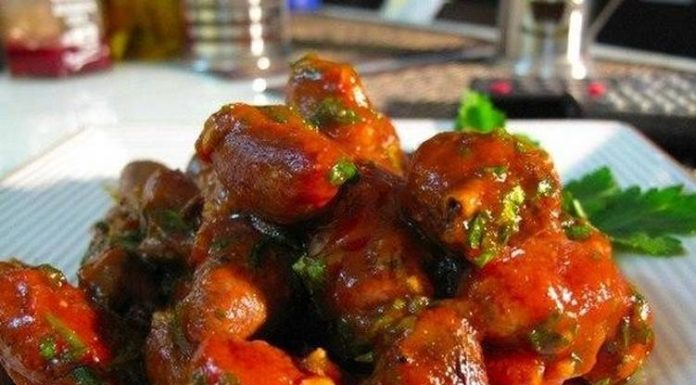 Куриные сердечки в томатном соусе