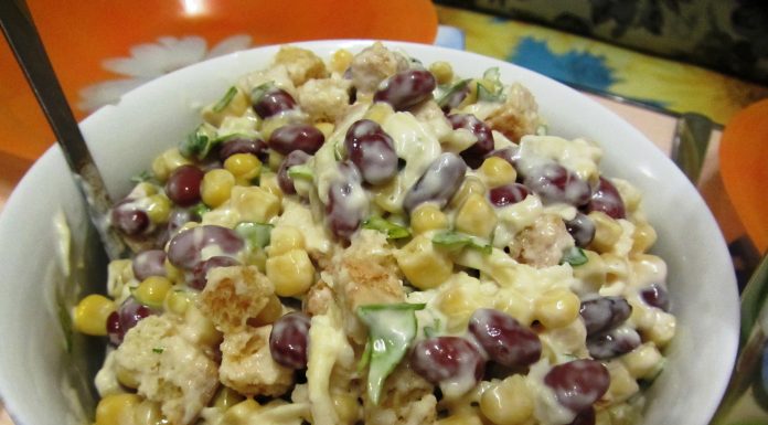 Салат с фасолью и сухариками