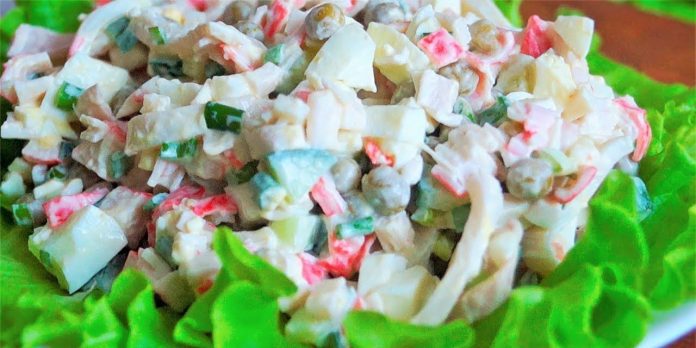 Салат с кальмаром и зелёным горошком