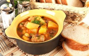 Баранина с овощами в горшочках