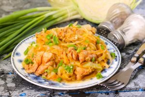 Тушенная капуста с курицей