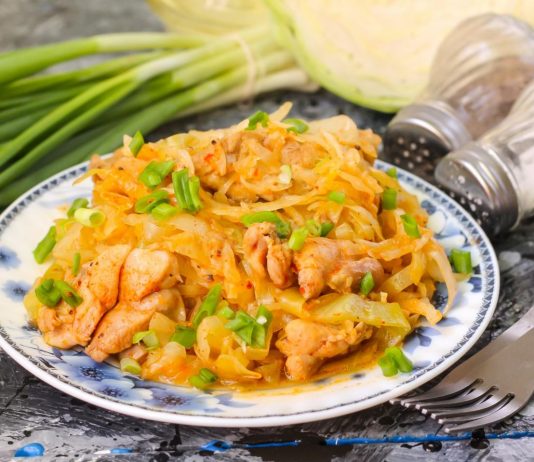 Тушенная капуста с курицей