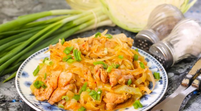 Тушенная капуста с курицей