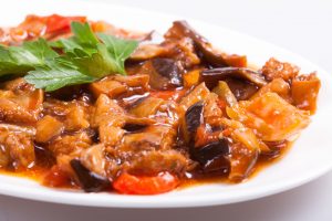 Тушенные баклажаны с мясом и рисом