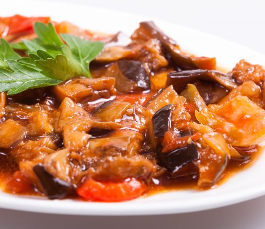 Тушенные баклажаны с мясом
