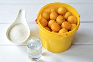 Огурцы с алычой