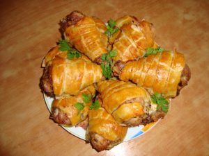 Куриные окорочка, запеченные в слоенном тесте