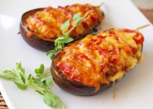 Фаршированные баклажаны с сухарями