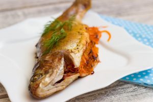 запеченная форель с морковью