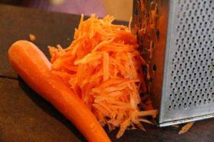 Салат с морковью, апельсином бананом и яблоком