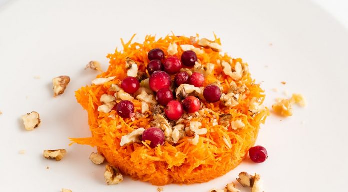 Салат из моркови, мёда и орехов