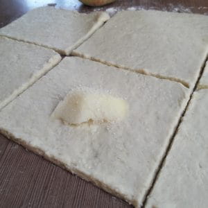 яблочные рулетики с сахаром